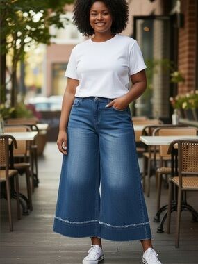 DISCOVERY (16) Wide Leg Cropped Jeans Fringe Detailing Medium Wash Fading Denim
